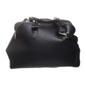 Svart väska  - Svart väska från aldo. Väskan rymmer mycket och är praktisk. Säljer pågrund av att jag har för många väskor💞