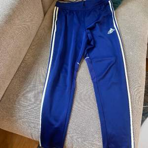 Supersnygga vintage adidas byxor, använda men bra skick. 