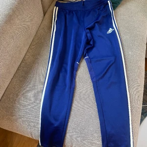 Vintage Adidas track pants - Supersnygga vintage adidas byxor, använda men bra skick. 