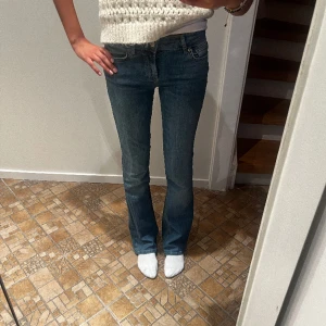 Lågmidjade zara jeans - Säljer nu mina jättefina lågmidjade jeans från zara som jag köpte i våras. Kommer tyvvär inte till användning då jag har liknande jeans. Dem är storlek 32 men är stretchiga. Tror de är slut på hemsidan/inte säljs längre! Pris går att diskutera❤️❤️