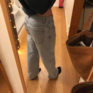 ljusblåa baggy jeans som är väl använda men ändå i väldigt bra skick (har i vanliga fall xs-s)