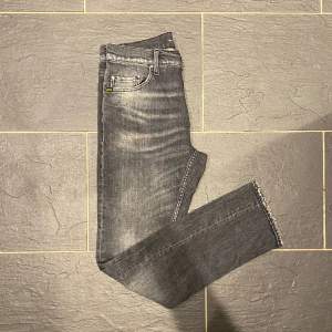 Riktigt fräsha Tiger of Sweden jeans i bra skick utan några defekter.  Storlek: 29/32  Nypris: 1899 kr  Vårat pris: 699 kr