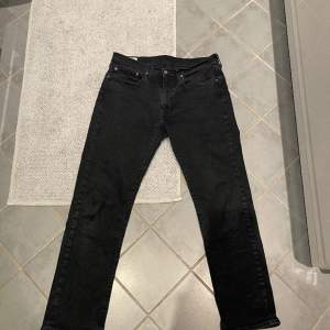 Svarta Levis jeans 514, i nyskick. W34 L32.