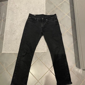 Svarta Levis jeans  - Svarta Levis jeans 514, i nyskick. W34 L32.