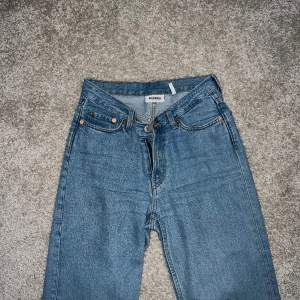 Blåa v-midjade raka jeans från weekday jeans, storlek 25 dvs 34 och Xs! I bra skick