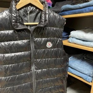 Moncler väst - Tjenare jag säljer denna feta  moncler västen för att den kom i fel storlek. Det är limeted. Det är storlek L och den är för runt 14-15 åringar beror på längd. Den passar till många olika stilar. Sthlm stil, grich, Orten. Skriv om ni är intresserade ⭐️