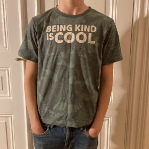 Being kind is cool - Nu fresh t-shorts ny kvalite