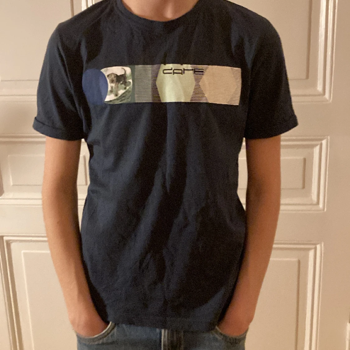 Futeristik tryckas tshirt