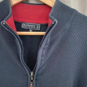 Half zip tröja - Riktigt snygg Sir raymond tailor tröja. Går att style till allt. Skriv om du har några frågor