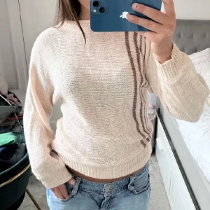 Stickad tröja  - Super söt tröja, bilden är lånad från tjejen jag köpte den ifrån