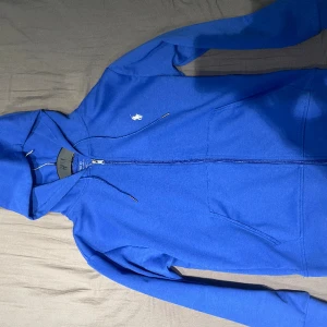 Polo kofta - Hej, hjälper min vän sälja sin polo kofta. Den är i ny skick och bara använd ett fåtal gånger! Pris kan diskuteras!