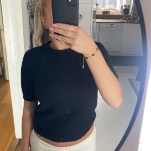 Stickad T-shirt  - Jättwfin stickad tröja med trekvartslånga ärmar, knappt använd💓