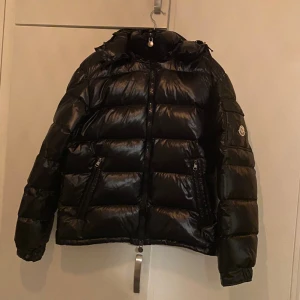 Moncler Maya  - Hej hej! Tänkte sälja min moncler maya som var lite för stor för mig. Den är storlek 3 och är i fint skick. Ni får mer än gärna komma privat för  mer info. Pris går att diskutera vid snabb affär☺️