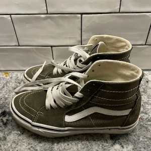 Höga vans - Knappt använda💚storlek 37 men är lite större i storleken