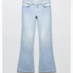 Lågmidjade jeans - Ljusblåa jeans från zara. Använt sparsamt då dem inte längre passar mig 