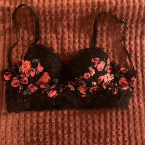 blommig topp/bh - Säljer min jättefina blommiga topp/bh💕då den inte kommer till användning. 