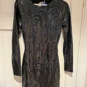 Glitter klänning  - Aldrig använd men perfekt till nyår eller julfesten ❤️