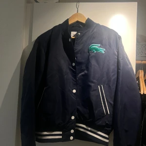 Lacoste damjacka  - I nyskick , köpte i somras men knappt använd 