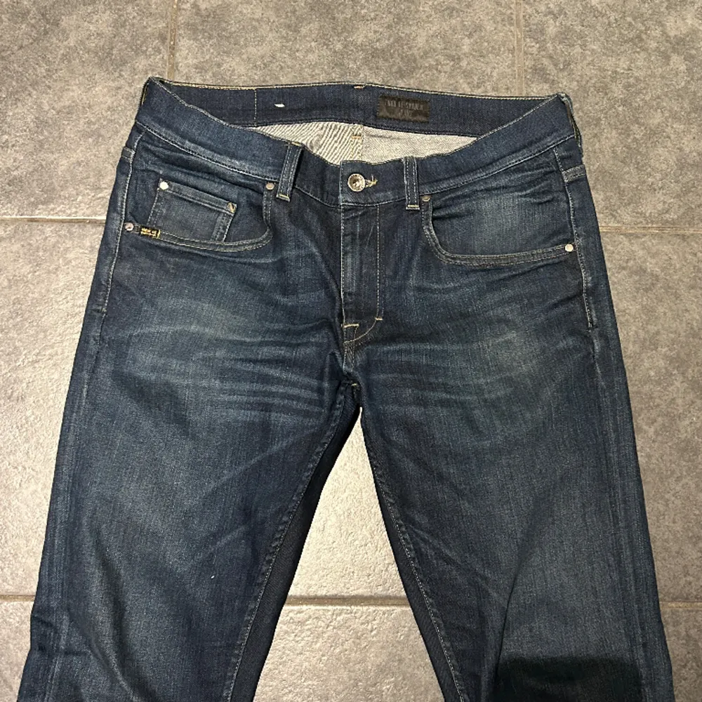Feta tiger of sweden jeans som tyvärr inte används/ W34 L32 fits 32 32/slim fit/ inga anmärkningar/ nypris 1699 vid snabb affär 449. Jeans & Byxor.