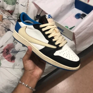 Jordan 1 low Travis Scott fragment - Jordan 1 low Travis Scott fragment Storlek 42,5 Skick: 8,5/10  Allt orginal tillbehör medföljer samt kvitto.