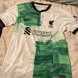 Liverpool tröja - En helt ny liverpolltröja oanvänd 23/24 kit 
