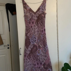 Lila mönstrad slip klänning  - Otrolvacker klänning köpt vintage, materialet känns så härligt! Gott skick, jag bär storlek S som referens!🫶🏼