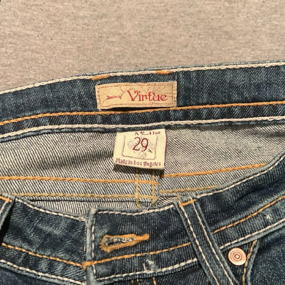 Jätte snygga lågmidjade jeans med coola fickor från denim of virtue😍😍 nypris:900kr. Jeans & Byxor.