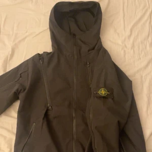 Stone island windbreaker  - Hej! Säljer en stone island windbreaker i storlek M, tror att det är en rep men är inte helt 100% därav priset men men den har fungerande QR kod som går att skanna! Hör av dig om du har någon fråga om den! Möts gärna upp om  du har möjlighet till de:)