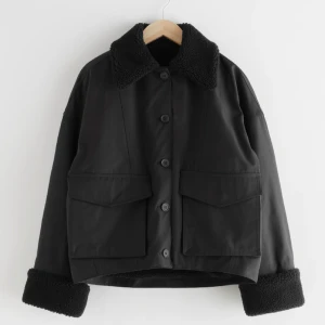 Other stories vinterjacka - Rejäl vinterjacka med innerfoder av fårskinnsimitation. Nypris 1400. Skick: Varsamt använd, inget att anmärka på! Jag har storlek S vanligtvis och den sitter snyggt oversize på mig. 