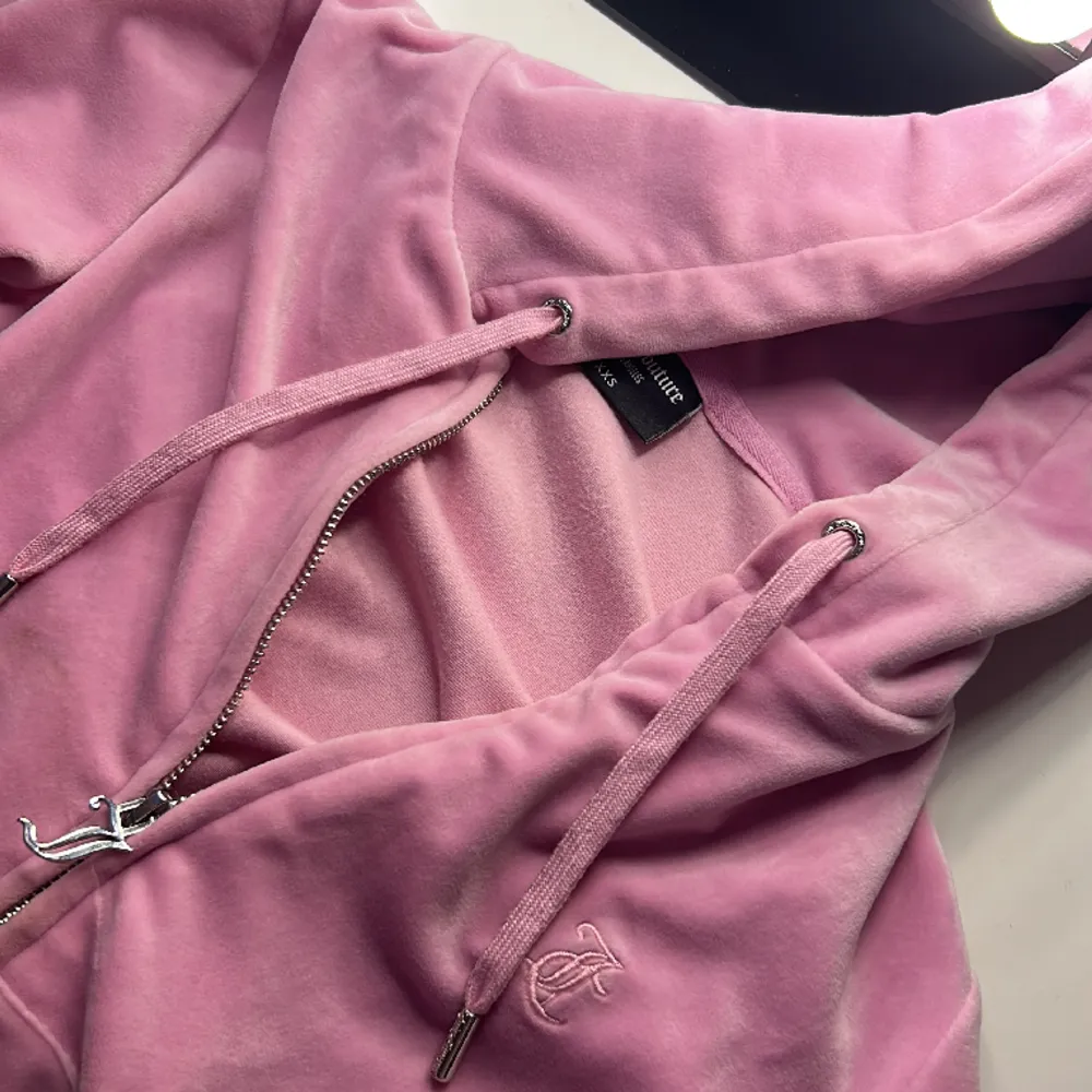 Säljer en jätte fin rosa juicy couture tröja som är köpt från Nelly i storlek XXS, super bra skick och knappt använd, tvättar innan skickar efter köp ,säljer pga inte kommer till användning längre. står inte för frakt hör av dig för mer bilder!. Hoodies.
