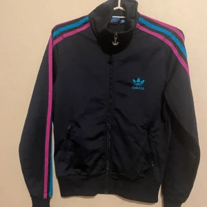 Adidas träningsjacka - I mycket bra skick, har aldrig använt den. Inga spår av användning.
