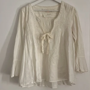 Krämvit odd molly blus - Är i fint skick men lite luddig i armhålan (sista bild) som knappt syns 