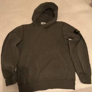 Stone Island junior hoodie  - Färg: Armegrön, Storlek 158, Äkta, 