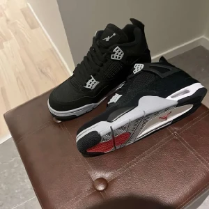 Jordan 4 black canvas - Jordan 4 black canvas i storlek 37,5. Skorna är endast använda en gång inomhus. Kommer med kvitto, paket och StockX sertifikat. Skorna går för 4200kr men säljer för 3800kr + gratis frakt. Hör gärna av dig vid intresse eller vid frågor