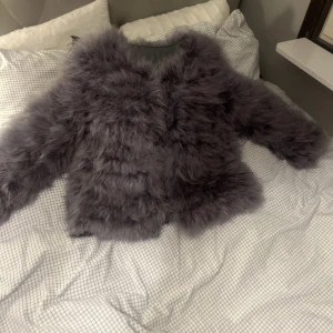 Pälsjacka - Supersöt, köpt på plick men har en annan så kommer inte till användning. Kan tänka mig att byta och sälja vid bra bud.❤️