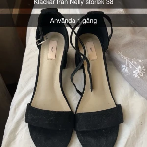 Klackskor - Säljer nu mina klackskor från Nelly, storlek 39