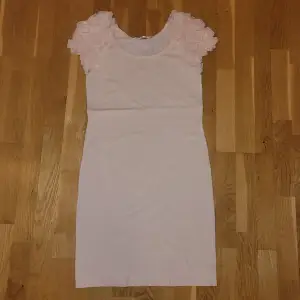 Supergullig klänning från H&M:s Garden Collection. Färgen är beige-rosa. Kan fraktas men köparen står för frakten 💕