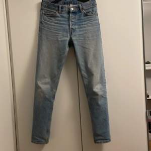Snygga ljusblå washed jeans från Weekday, modell barrel. Storkelen är 27/32. Använt skick men inga direkta defekter, enstaka fläck som inte syns. Pris kan diskuteras vid snabb affär! Fråga om du undrar något!