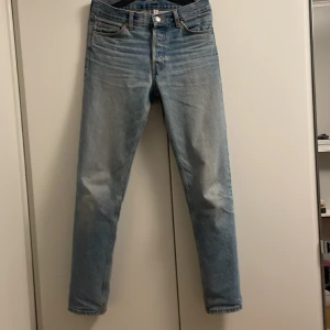 WEEKDAY Barrel Baggy Jeans - Snygga ljusblå washed jeans från Weekday, modell barrel. Storkelen är 27/32. Använt skick men inga direkta defekter, enstaka fläck som inte syns. Pris kan diskuteras vid snabb affär! Fråga om du undrar något!