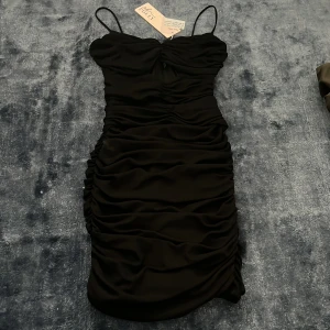 Klänning  - Skitsnygg svart klänning från Oh Polly. Prislapp kvar o aldrig använd. Passar perfekt till en finare middag, utekväll eller fest. Köpt för ca 700kr.