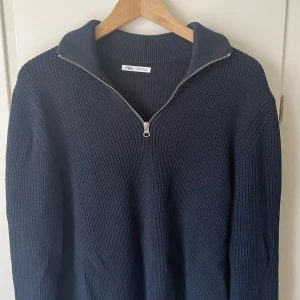 Half zip från zara - Tröja från zara i storlek M. Bra skick, nypris ca 500kr tror jag.  Skriv om du har några frågor:)