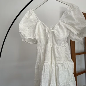 Vit klänning - Vit klänning från chiquelle, aldrig använd.