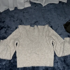 Stickad tröja - Jättesöt sticka tröja från märket Miss selfridge. Använd ett fåtal gånger, så inga defekter. Passar jättebra nu till hösten o vintern!