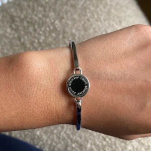 Marc Jacobs armband  - Helt nytt oanvänt Marc Jacobs armband i modellen Hinge. Köpt på NK i Göteborg för 600 kr.