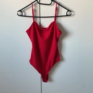 Röd body - Body från Bik Bok i Strl. XS (funkar även som S) Nyskick då den är endast använd fåtal gånger. Funkar till många outfits. Pris kan diskuteras! Överraskning vid köp🎁