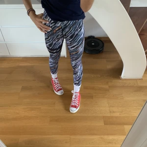 Stronger träningstights💞⭐️ - Jätte fin och jätte sköna träningstights✨ Sitter jätte bra på⭐️ Original priset är cirka 800kr säljer för 100kr.☺️ Gällande frågor om tightsen skriv till mig i dm💙