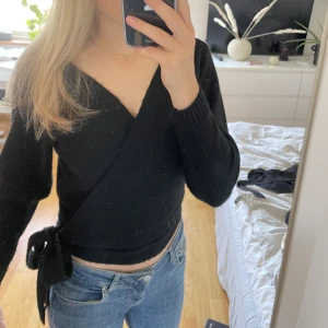 Svart stickad tröja med knytning - Hej! Säljer min svarta stickade tröja med knytning i sidan. Tröjan är från Even&Odd i storlek S. Väldigt skön och kan användas både till vardags och finare tillfällen!🤩Nypris är 319kr, men jag säljer för 129kr+frakt💕💕