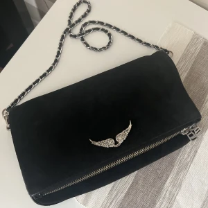 Zadig&Voltaire väska - Säljer nu min svarta Zadig&Voltaire väska i mocka. Fint skick, äkta. 