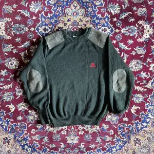 Säljer denna feta sweatshirt köpt från seams Strl L men sitter mer som M/L Nypris 2400  Mittpris 800
