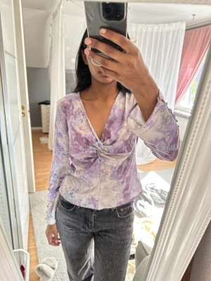 Blus - Ny mönstrad blus ifrån Zara i storlek M, passar mig som vanligtvis har S